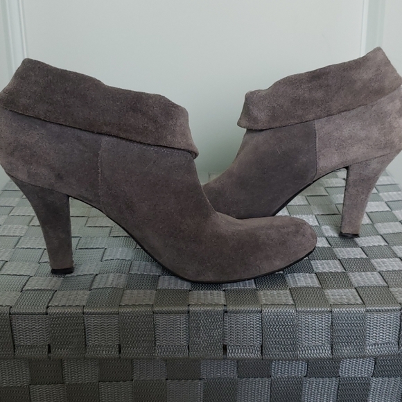 gorgeous Enzo gray suede bootie size 8 1/2 - Picture 8 of 8